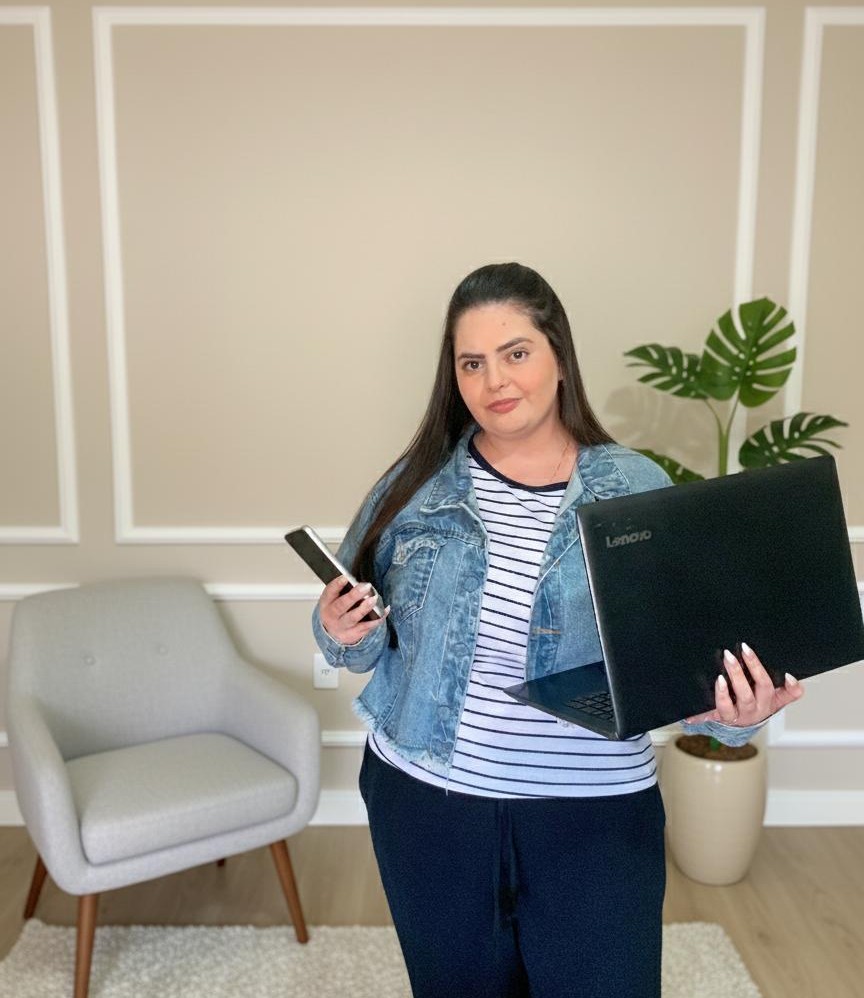 Tati Ribeiro trabalhando com notebook e celular